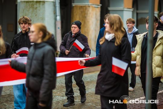zdjęcie przedstawia osoby podczas uroczystości 11. listopada 2025