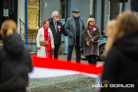 zdjęcie przedstawia osoby podczas uroczystości 11. listopada 2025