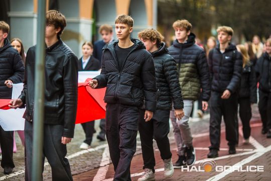 zdjęcie przedstawia osoby podczas uroczystości 11. listopada 2025