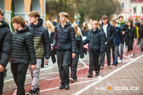 zdjęcie przedstawia osoby podczas uroczystości 11. listopada 2025