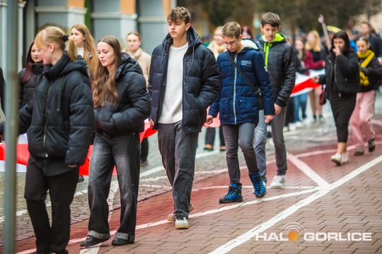 zdjęcie przedstawia osoby podczas uroczystości 11. listopada 2025