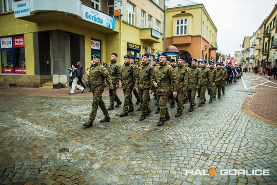 zdjęcie przedstawia osoby podczas uroczystości 11. listopada 2025