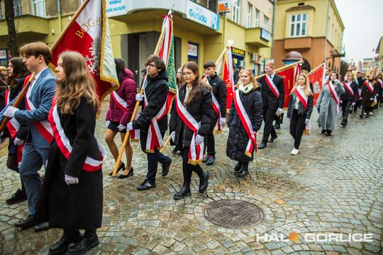 zdjęcie przedstawia osoby podczas uroczystości 11. listopada 2025