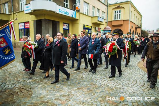 zdjęcie przedstawia osoby podczas uroczystości 11. listopada 2025