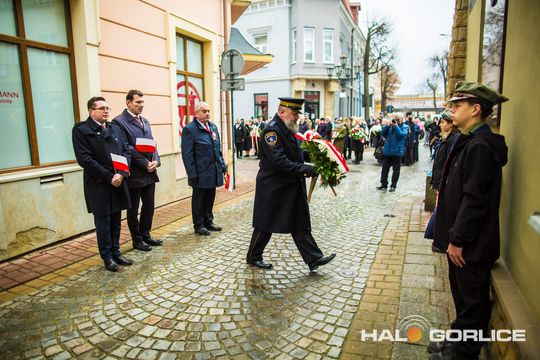 zdjęcie przedstawia osoby podczas uroczystości 11. listopada 2025