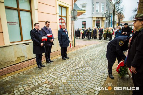zdjęcie przedstawia osoby podczas uroczystości 11. listopada 2025