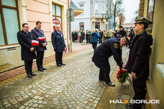 zdjęcie przedstawia osoby podczas uroczystości 11. listopada 2025