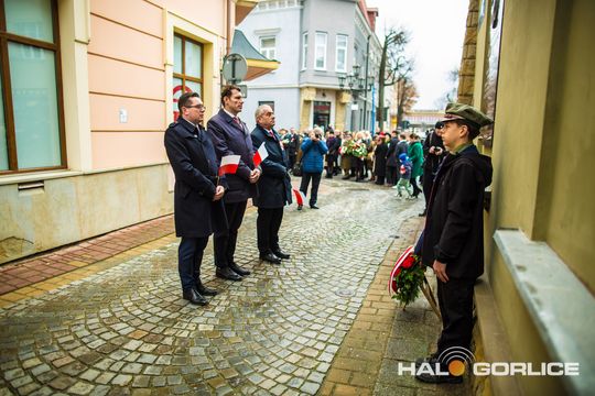 zdjęcie przedstawia osoby podczas uroczystości 11. listopada 2025