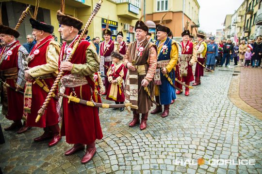 zdjęcie przedstawia osoby podczas uroczystości 11. listopada 2025