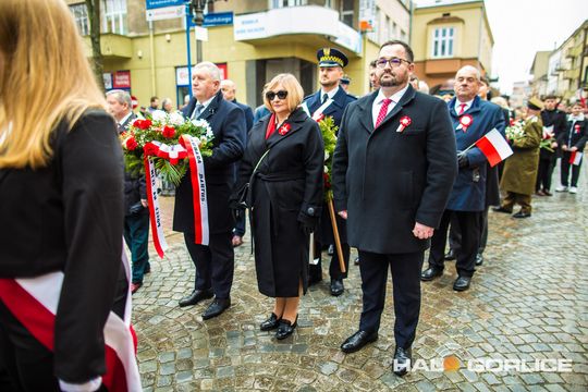 zdjęcie przedstawia osoby podczas uroczystości 11. listopada 2025