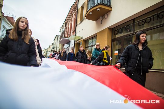 zdjęcie przedstawia osoby podczas uroczystości 11. listopada 2025