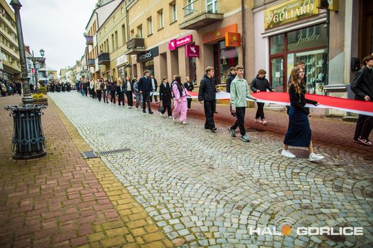 zdjęcie przedstawia osoby podczas uroczystości 11. listopada 2025