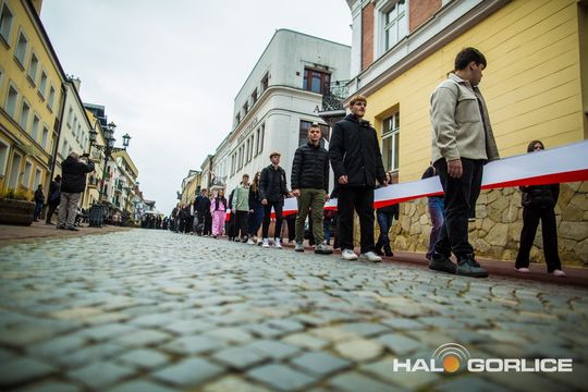 zdjęcie przedstawia osoby podczas uroczystości 11. listopada 2025