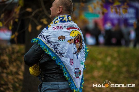 zdjęcie przedstawia osoby podczas uroczystości 11. listopada 2025