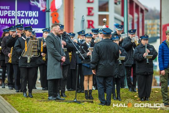 zdjęcie przedstawia osoby podczas uroczystości 11. listopada 2025