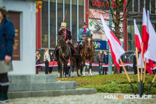 zdjęcie przedstawia osoby podczas uroczystości 11. listopada 2025