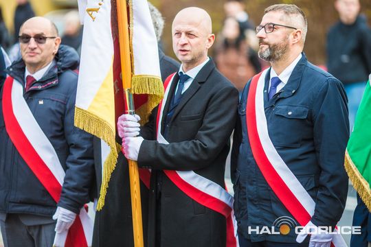 zdjęcie przedstawia osoby podczas uroczystości 11. listopada 2025