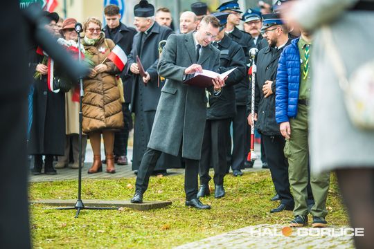 zdjęcie przedstawia osoby podczas uroczystości 11. listopada 2025