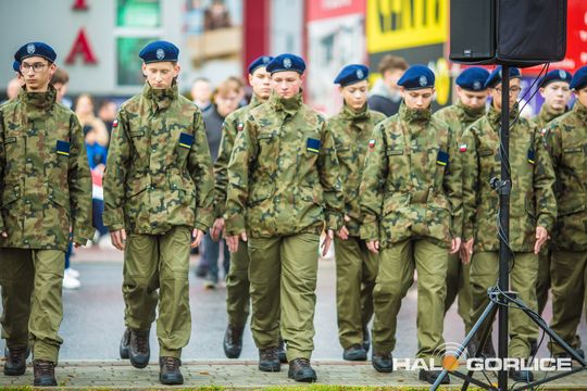 zdjęcie przedstawia osoby podczas uroczystości 11. listopada 2025