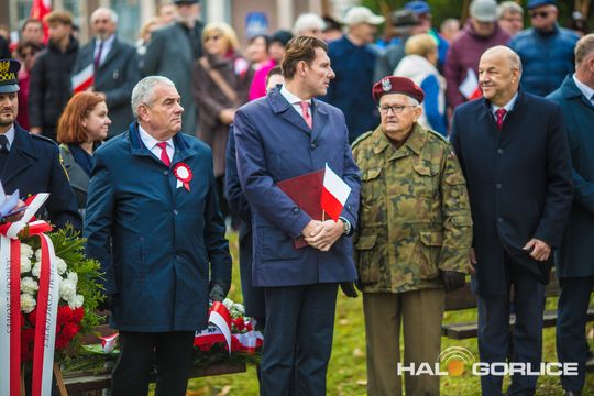 zdjęcie przedstawia osoby podczas uroczystości 11. listopada 2025