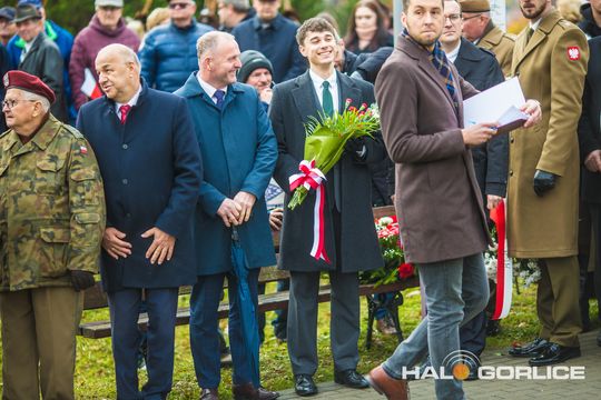 zdjęcie przedstawia osoby podczas uroczystości 11. listopada 2025