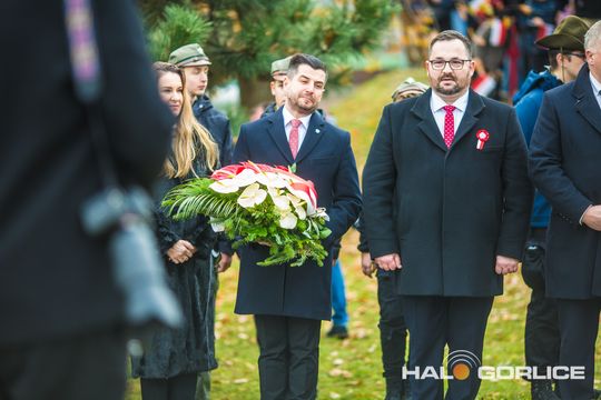 zdjęcie przedstawia osoby podczas uroczystości 11. listopada 2025