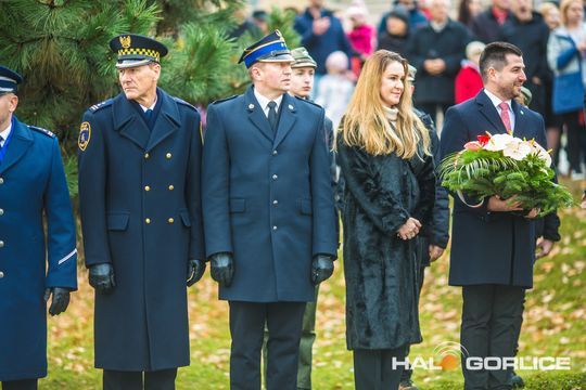 zdjęcie przedstawia osoby podczas uroczystości 11. listopada 2025