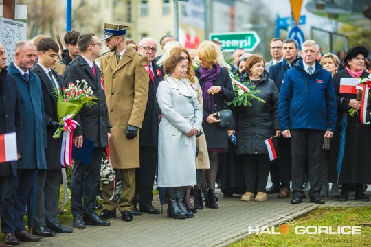 zdjęcie przedstawia osoby podczas uroczystości 11. listopada 2025