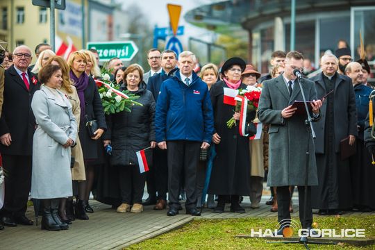 zdjęcie przedstawia osoby podczas uroczystości 11. listopada 2025