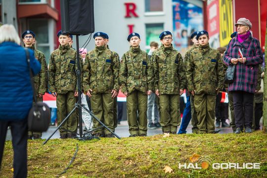zdjęcie przedstawia osoby podczas uroczystości 11. listopada 2025