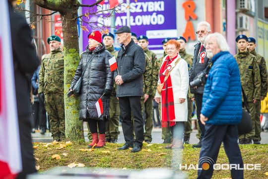 zdjęcie przedstawia osoby podczas uroczystości 11. listopada 2025