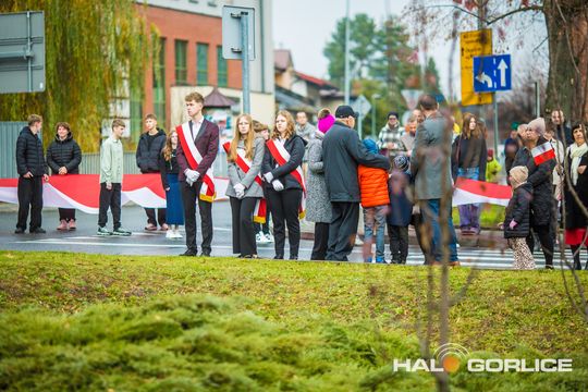 zdjęcie przedstawia osoby podczas uroczystości 11. listopada 2025