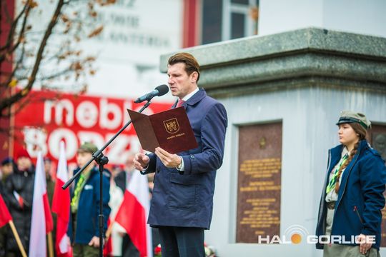 zdjęcie przedstawia osoby podczas uroczystości 11. listopada 2025