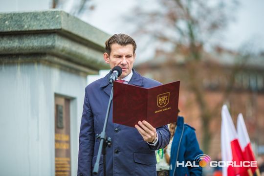 zdjęcie przedstawia osoby podczas uroczystości 11. listopada 2025