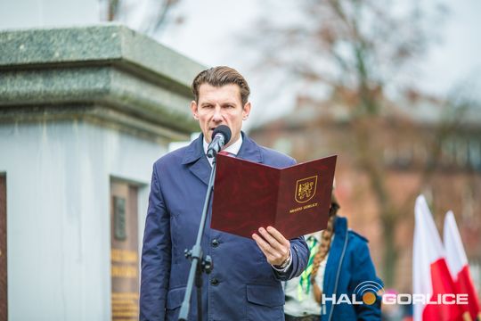 zdjęcie przedstawia osoby podczas uroczystości 11. listopada 2025