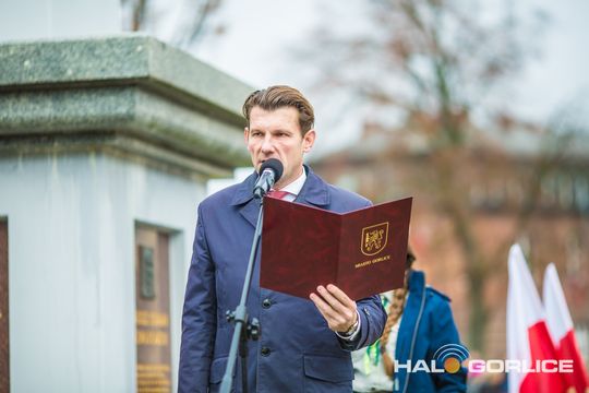 zdjęcie przedstawia osoby podczas uroczystości 11. listopada 2025