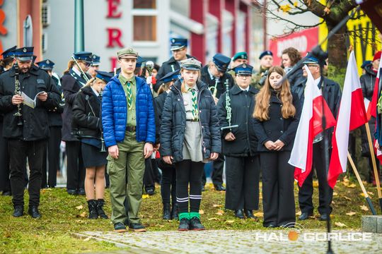zdjęcie przedstawia osoby podczas uroczystości 11. listopada 2025