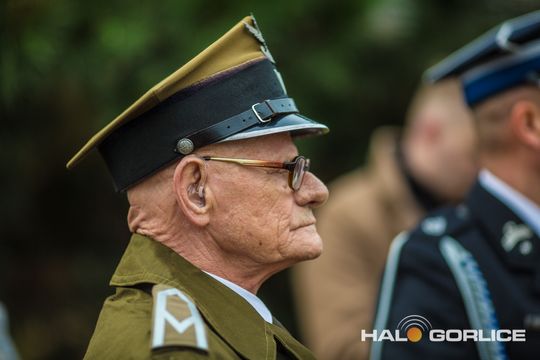 zdjęcie przedstawia osoby podczas uroczystości 11. listopada 2025
