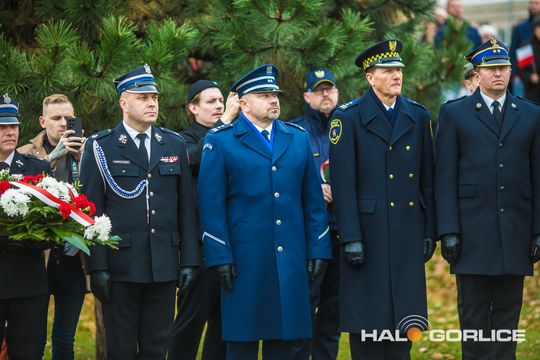 zdjęcie przedstawia osoby podczas uroczystości 11. listopada 2025