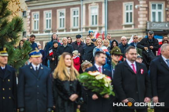 zdjęcie przedstawia osoby podczas uroczystości 11. listopada 2025