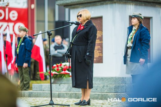 zdjęcie przedstawia osoby podczas uroczystości 11. listopada 2025