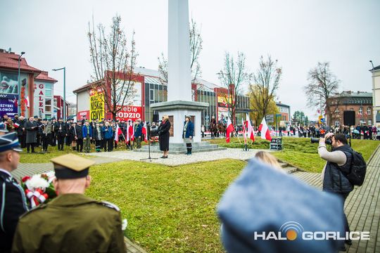 zdjęcie przedstawia osoby podczas uroczystości 11. listopada 2025