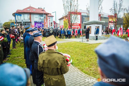 zdjęcie przedstawia osoby podczas uroczystości 11. listopada 2025
