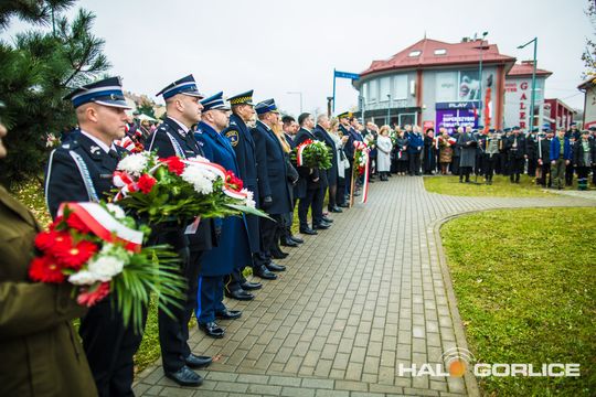 zdjęcie przedstawia osoby podczas uroczystości 11. listopada 2025
