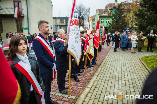 zdjęcie przedstawia osoby podczas uroczystości 11. listopada 2025