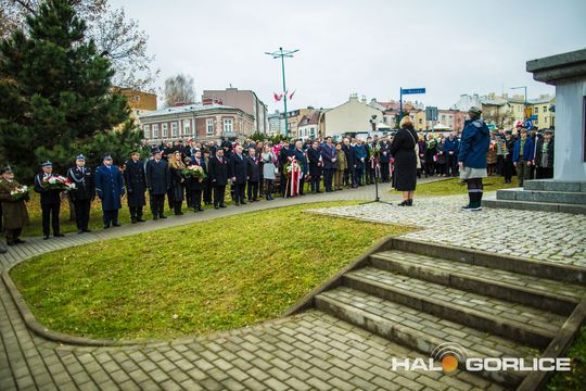 zdjęcie przedstawia osoby podczas uroczystości 11. listopada 2025