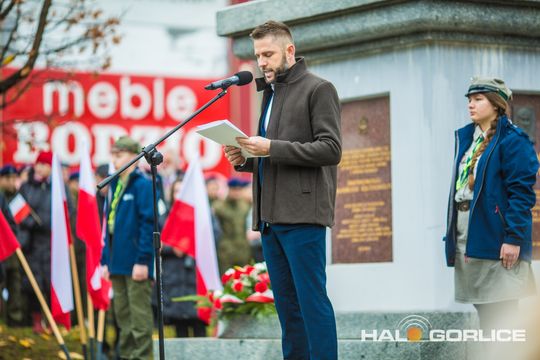 zdjęcie przedstawia osoby podczas uroczystości 11. listopada 2025