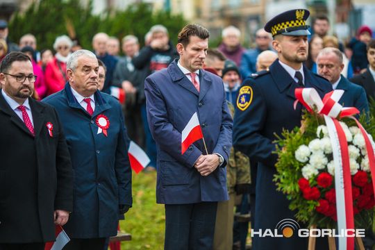 zdjęcie przedstawia osoby podczas uroczystości 11. listopada 2025