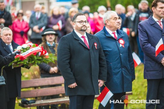 zdjęcie przedstawia osoby podczas uroczystości 11. listopada 2025