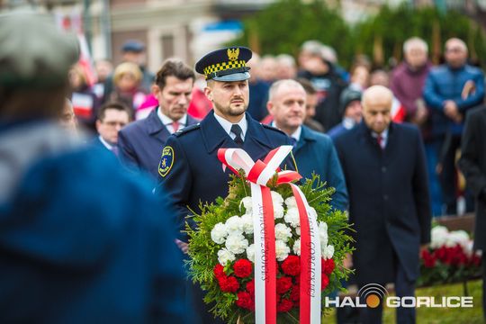 zdjęcie przedstawia osoby podczas uroczystości 11. listopada 2025